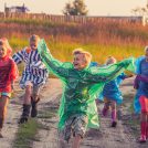 El peligro de la agenda llena: Por qué tus hijos necesitan más juego libre y menos extraescolares